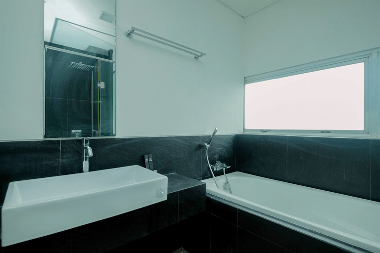 Bathroom 5, Spacious and Strategic 3BR One Park Gandaria Apartment By Travelio, Jakarta Selatan
