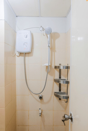 Bathroom 4, Simple Studio Apartment at Serpong Greenview By Travelio, South Tangerang