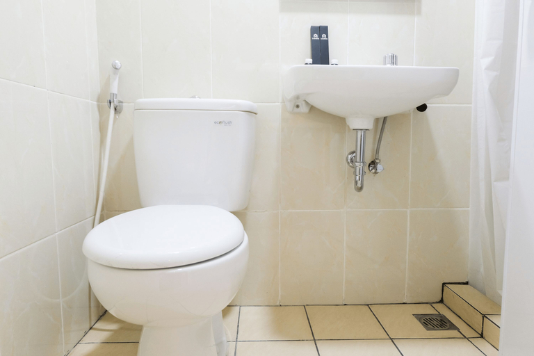 Bathroom 5, Comfy Studio Apartment with Extra Bed at M-Town Residence By Travelio, Tangerang