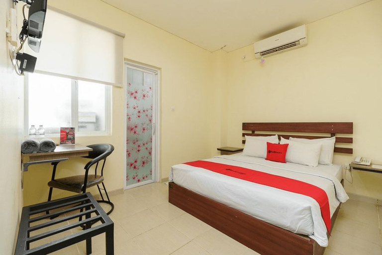 Bedroom 3, RedDoorz Syariah near Jembatan Siti Nurbaya Padang, Padang