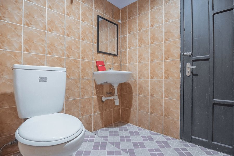 Bathroom 5, RedDoorz Syariah @ Grand Taufiq Tarakan, Tarakan