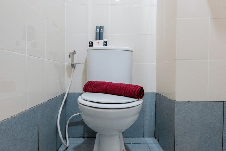 Bathroom, Spacious Studio Akasa Pure Living Apartment BSD By Travelio, Tangerang Selatan