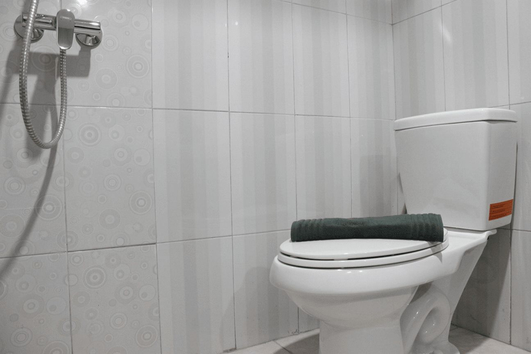 Bathroom 5, Modern Studio Apartment at Galeri Ciumbuleuit 2 By Travelio, Bandung