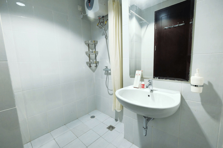 Bathroom 2, Brand New 1BR Casa De Parco Apartment By Travelio, Tangerang