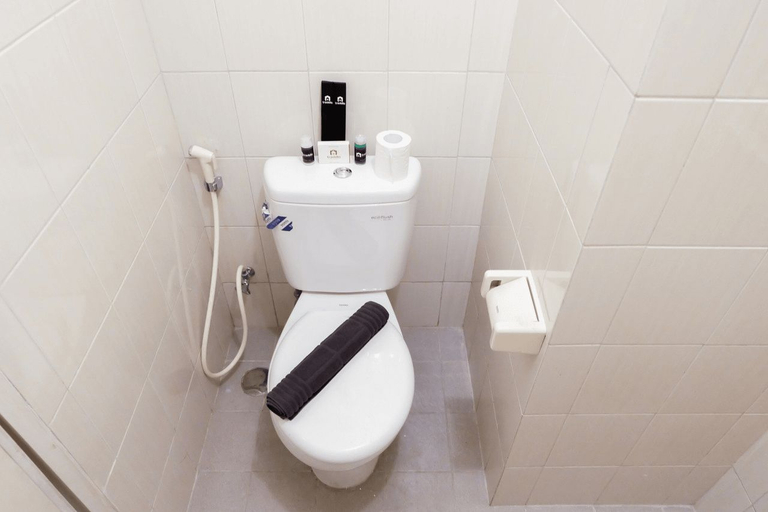 Bathroom, Comfortable Studio at Signature Park Grande Apartment By Travelio, East Jakarta