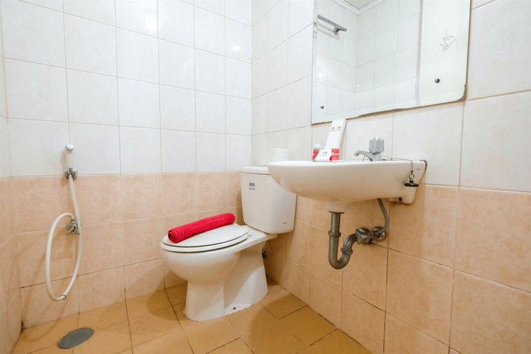Bathroom 5, 2BR Gading Mediterania Residence Apartment with High Speed Internet By Travelio, Jakarta Utara