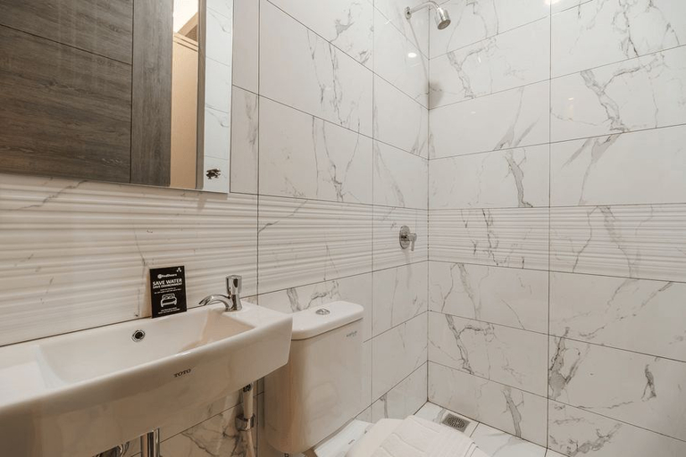 Bathroom 5, RedDoorz Plus near Senayan City, South Jakarta