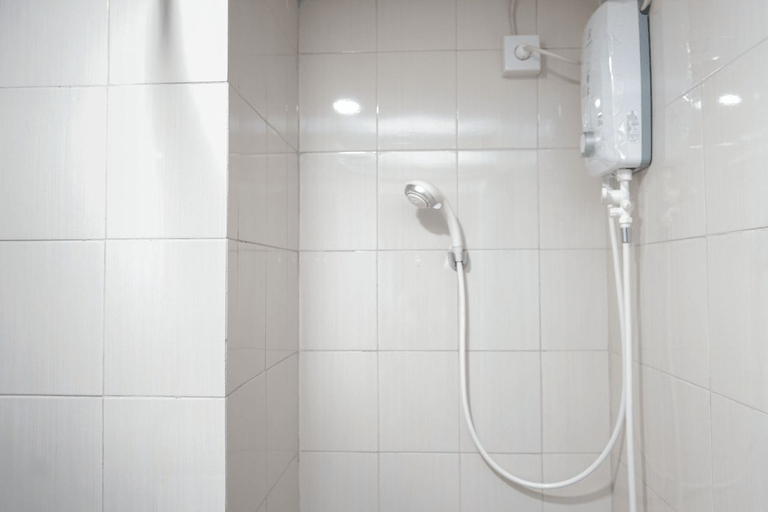 Bathroom 5, Cozy 2BR Signature Park Grande Apartment By Travelio, East Jakarta
