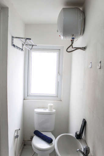 Bathroom 4, Minimalist and Stylish Studio Aeropolis Tangerang Apartment By Travelio, Tangerang