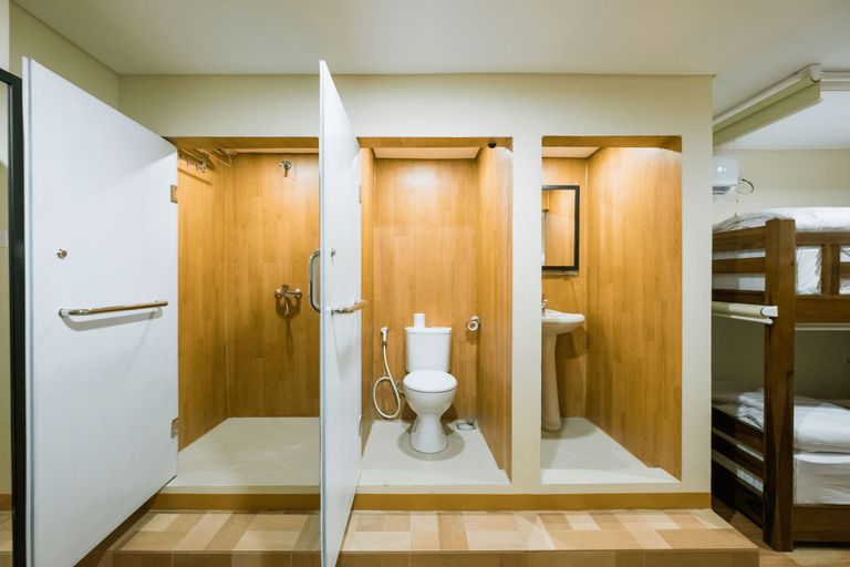 Bathroom 5, Caroline Hostel, Badung