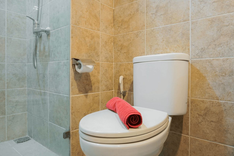 Bathroom 5, Suite 3BR Kemang Village Apartment By Travelio, South Jakarta