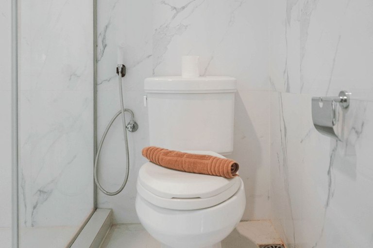 Bathroom 5, Spacious Studio with Sofa Bed @ Ancol Mansion Apartment By Travelio, Jakarta Utara