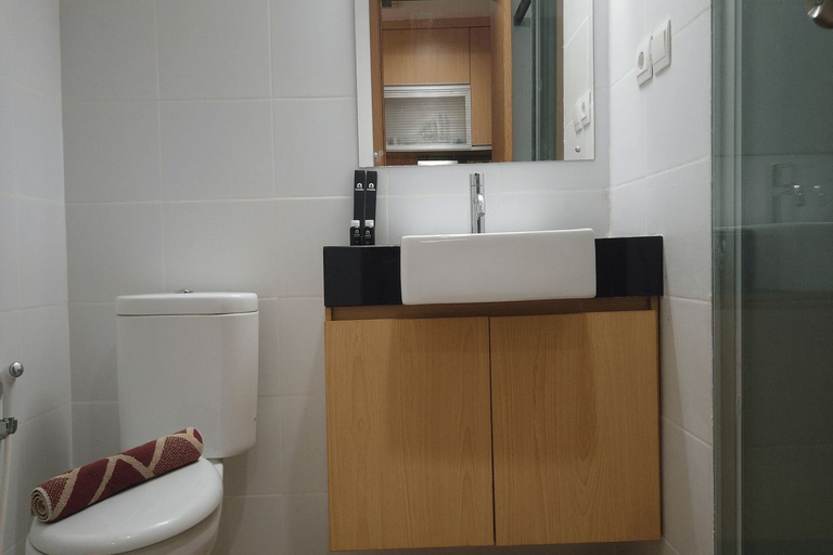 Bathroom 5, Strategic Studio Apartment at Beverly Dago with Mountain View By Travelio, Bandung