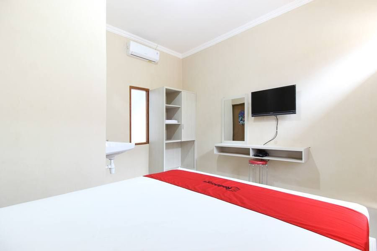 Bedroom 3, RedDoorz near Balekambang City Park, Solo