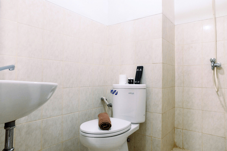 Bathroom 4, Spacious Studio Room @ Park View Condominium Apartment By Travelio, Depok