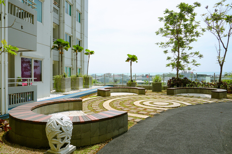 Comfortable 1BR @ Sky Terrace Apartment in Strategic Area By Travelio, West Jakarta