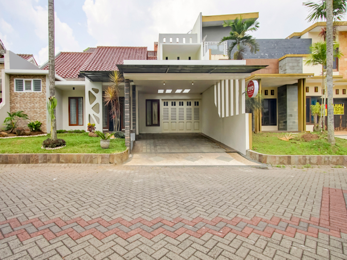 Exterior & Views 2, OYO 90006 Griya Dieng Family Syariah, Malang