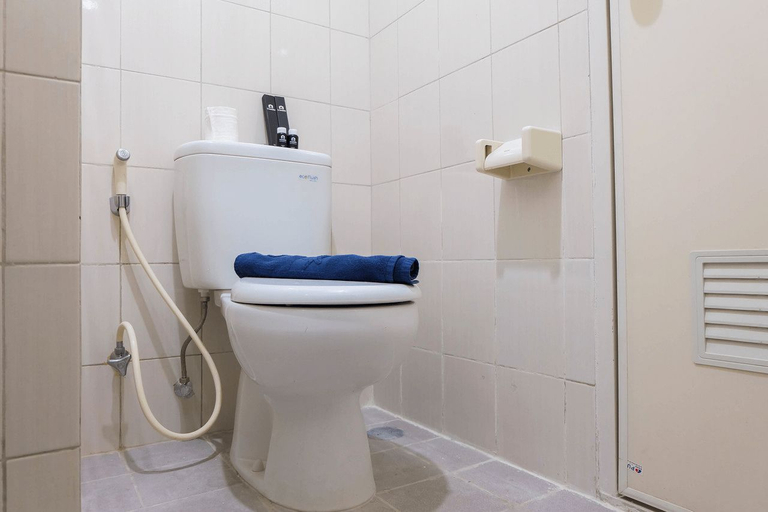 Bathroom 3, Cozy Studio Apartment at Signature Park Grande By Travelio, Jakarta Timur