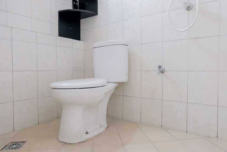 Bathroom 5, Cozy and Elegant Studio Bintaro Park View Apartment By Travelio, Jakarta Selatan