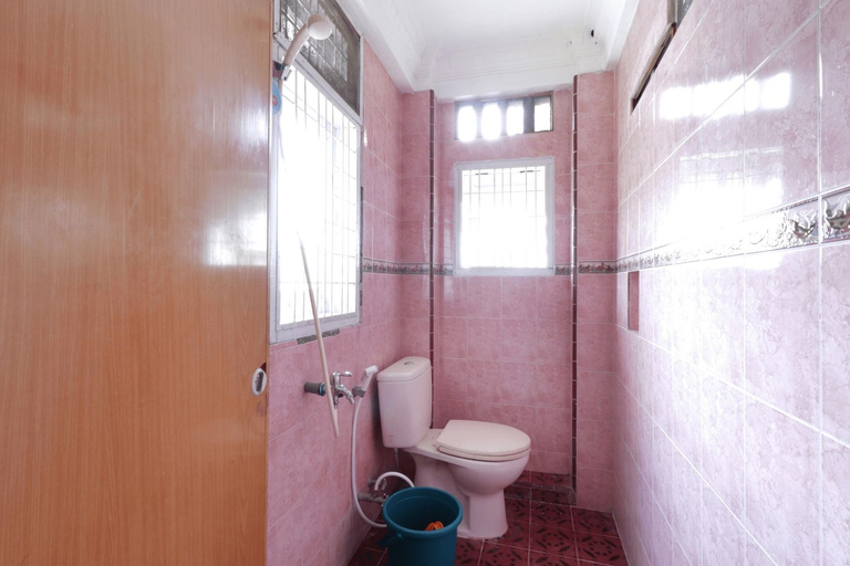 Bathroom 5, Waroeng Transit & Depary Homestay, Binjai
