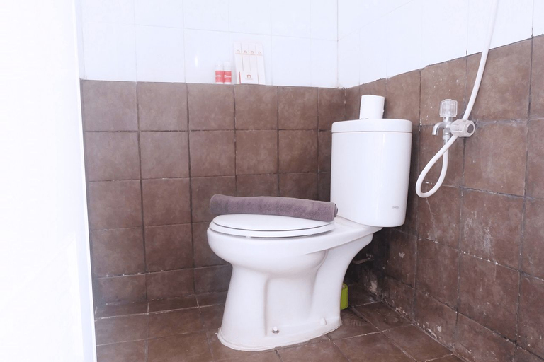 Bathroom 5, Good 2BR Apartment At Green Pramuka City By Travelio, Central Jakarta