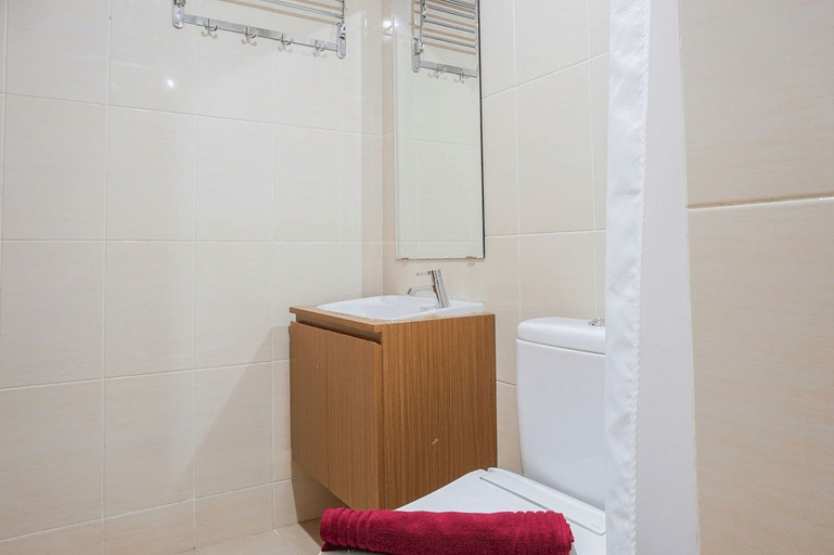 Bathroom 5, Elegant New Studio The Oasis Apartment By Travelio, Cikarang