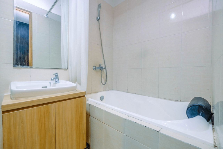 Bathroom 5, Warm and Cozy Studio at The Oasis Apartment By Travelio, Cikarang