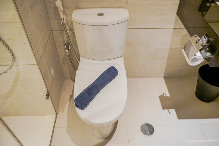 Bathroom 5, Fully Furnished with Modern Design 1BR Brooklyn Apartment By Travelio, Tangerang
