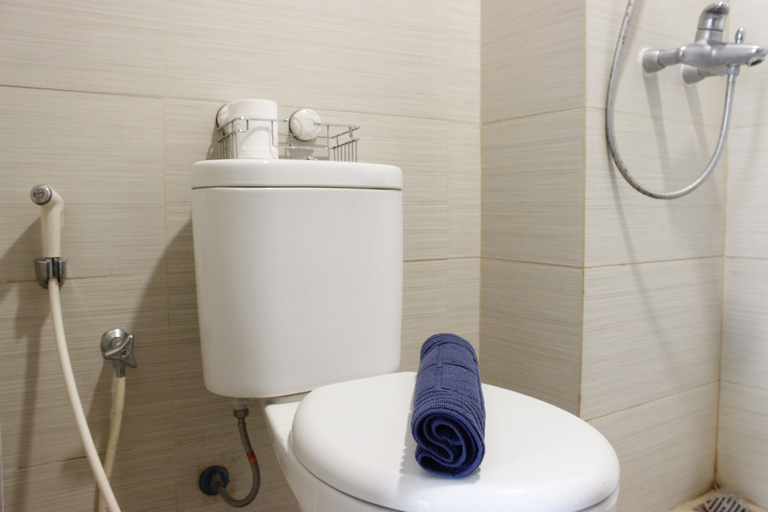 Bathroom 5, Modern & Comfy 2BR Apartment at Gateway Pasteur By Travelio, Bandung