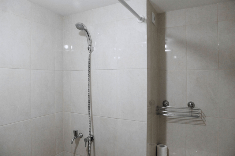 Bathroom 5, Homey Studio Apartment @ Springlake View Summarecon Bekasi By Travelio, Bekasi