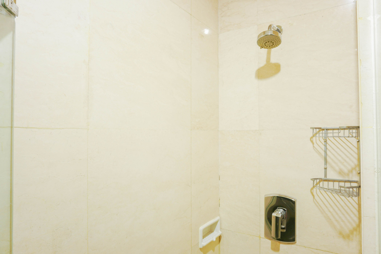 Bathroom 5, Relax Studio Apartment at Capitol Park Residence By Travelio, Central Jakarta