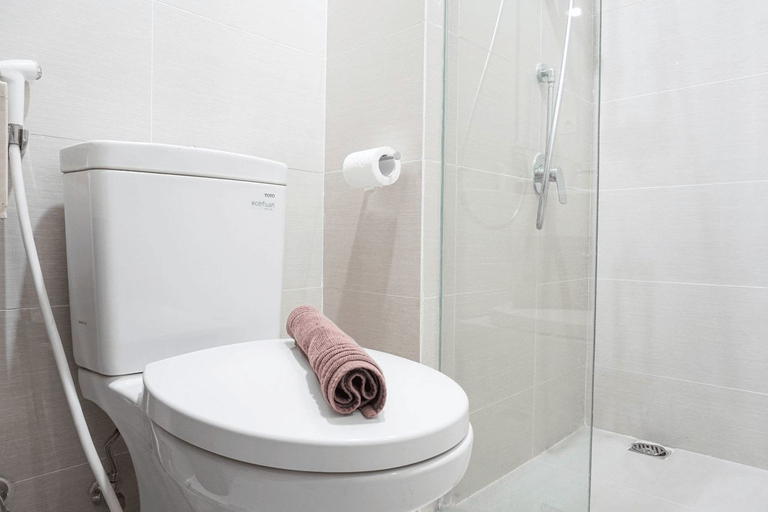 Bathroom 5, Fabulous 3BR Puri Mansion Apartment By Travelio, West Jakarta