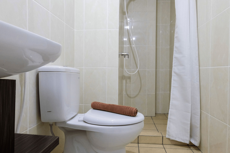 Bathroom 4, Minimalist 2BR Apartment at M-Town Residence By Travelio, Tangerang
