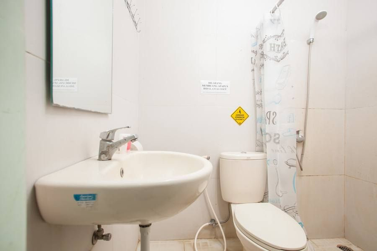 Bathroom 4, RedDoorz @ Raya Tidar, Malang