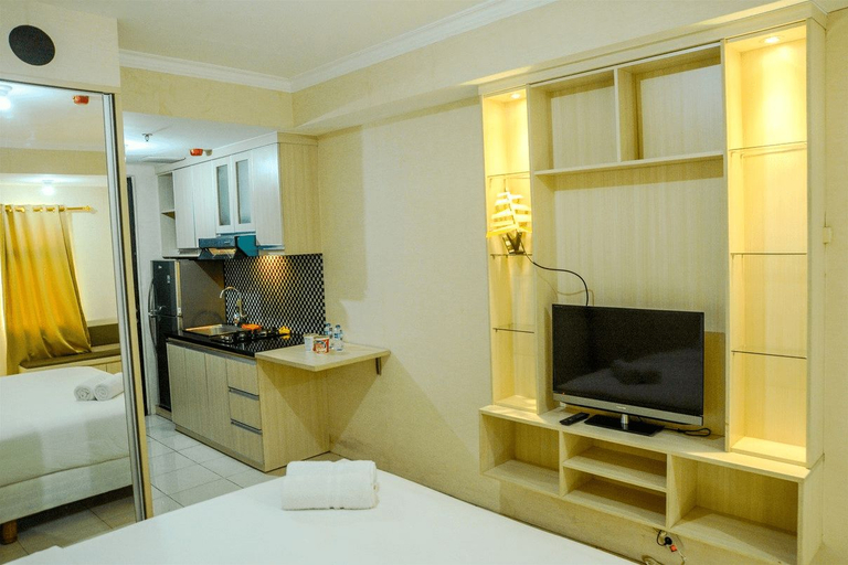 Bedroom 2, Modern Studio Room at Grand Serpong Apartment By Travelio, Tangerang