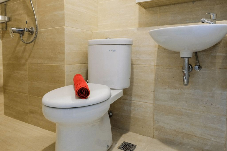 Bathroom 5, Elegant Studio Apartment at Springwood Residence By Travelio, Tangerang