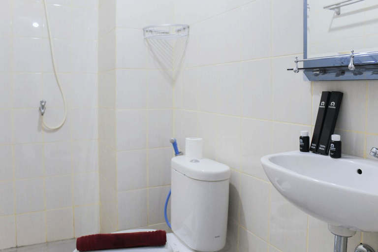 Bathroom 5, 2BR Apartment for 4 Pax at Ayodhya Residences By Travelio, Tangerang