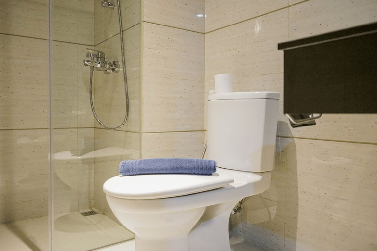 Bathroom 3, Compact and Cozy Studio at Brooklyn Alam Sutera Apartment By Travelio, Tangerang