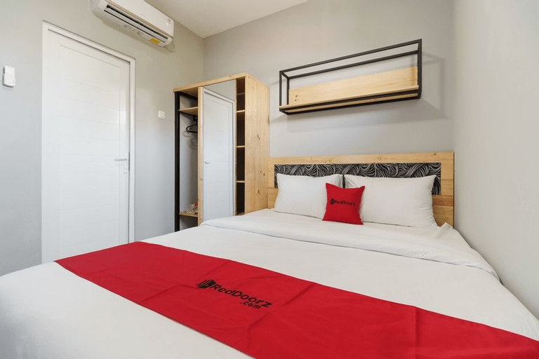 Bedroom 5, RedDoorz near Plaza Atrium Senen, Central Jakarta