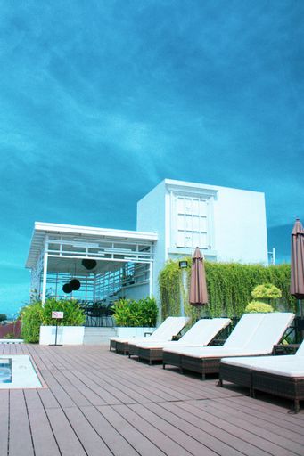 Exterior & Views 15