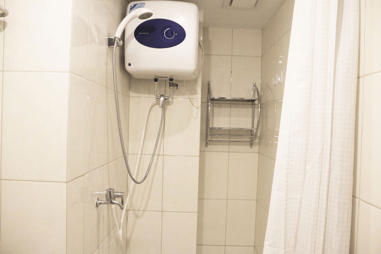 Bathroom, Deluxe and Comfortable 2BR The Springlake Summarecon Apartment By Travelio, Bekasi