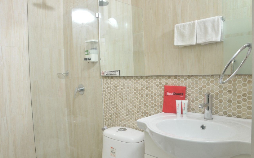 RedDoorz Premium near RS Pondok Indah La Maison, South Jakarta