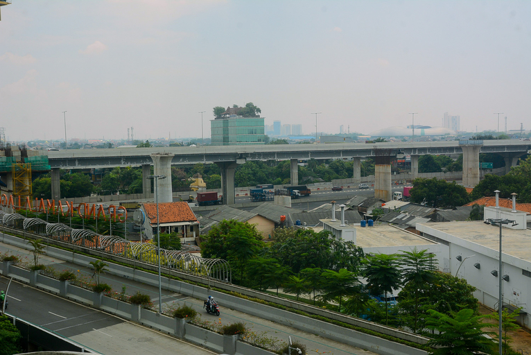 Exterior & Views 5, Cozy and Simple Living 1BR Grand Kamala Lagoon Apartment By Travelio, Bekasi