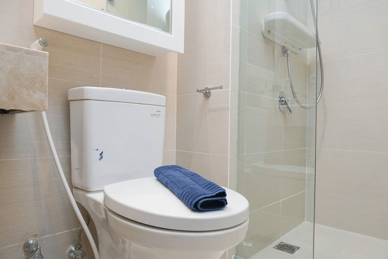 Bathroom 5, Cozy Studio at Puri Mansion Apartment By Travelio, Jakarta Barat
