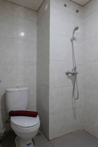 Bathroom 5, Modern and Comfy Studio Parkland Avenue Apartment By Travelio, Tangerang Selatan