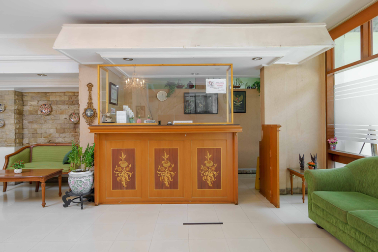 Public Area 4, RedDoorz Plus near Kemang Raya, South Jakarta