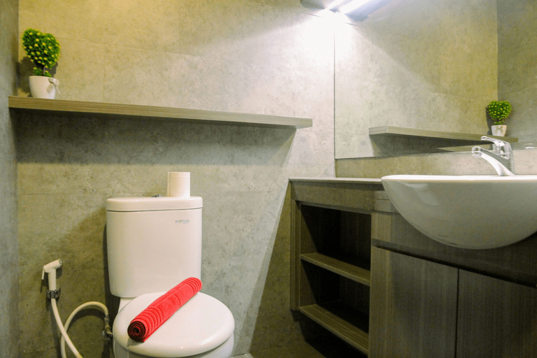 Bathroom 5, Homey 1BR Apartment at Atlanta Residence By Travelio, Depok