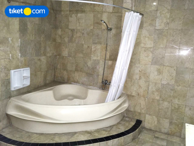 Bathroom 4, Lombok Ethnic Guest House, Bandung