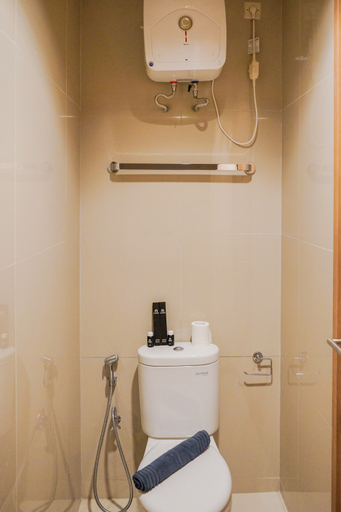 Bathroom 5, Fabulous Studio Apartment at Tree Park City Cikokol By Travelio, Tangerang