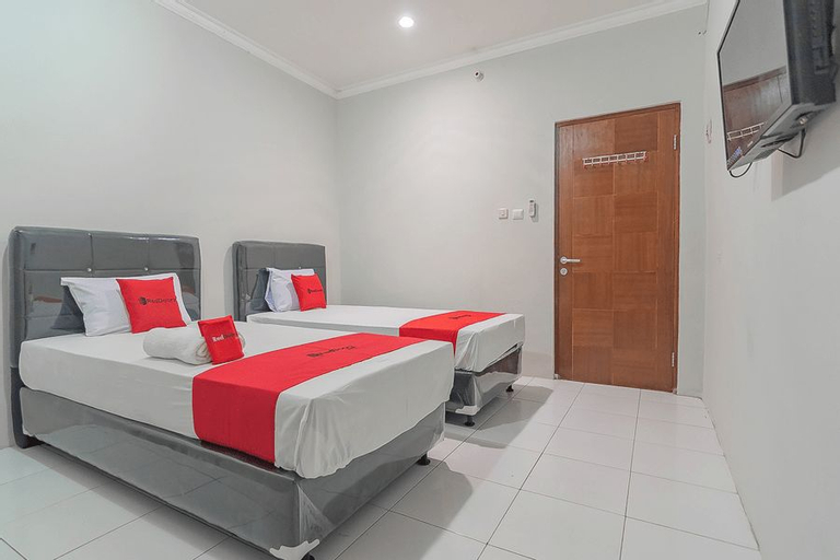 RedDoorz Plus @ Bukit Cinta Street, Balikpapan